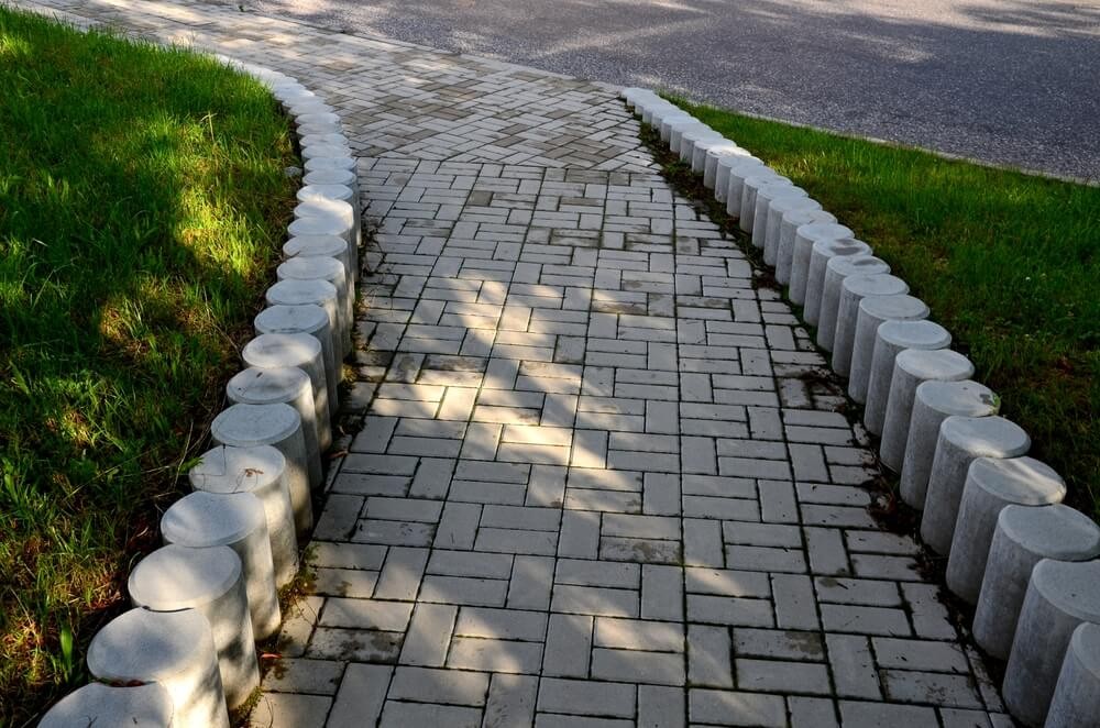 Palisada betonowa to świetny sposób na zabezpieczenie chodników, ale i zieleni w ogrodzie.