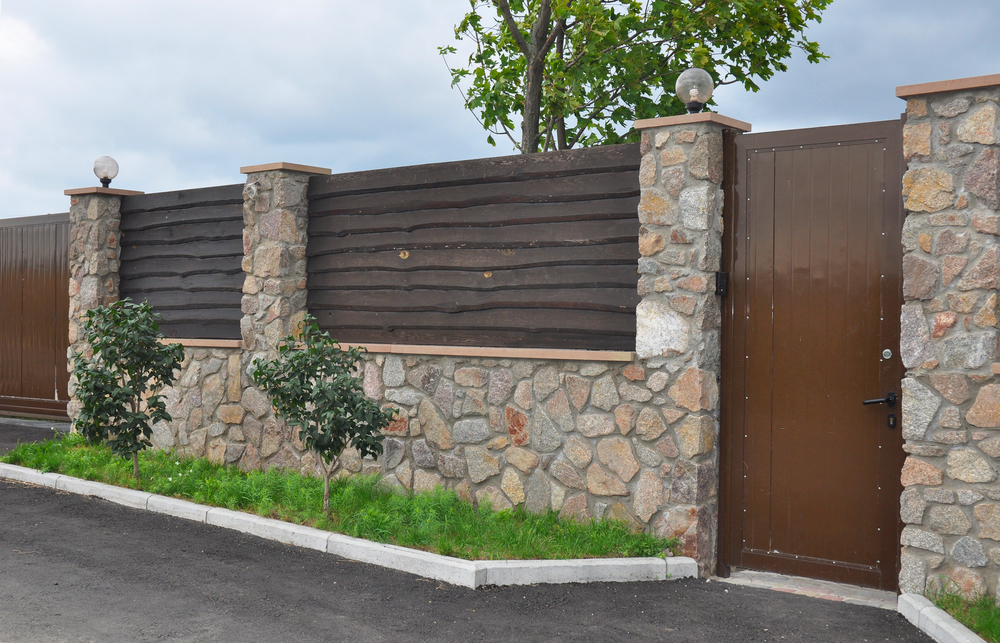 sense mortgage Elaborate Ogrodzenie łupane z bloczków ogrodzeniowych – cena, sposób montażu i  dostępne rodzaje | Betto.pl